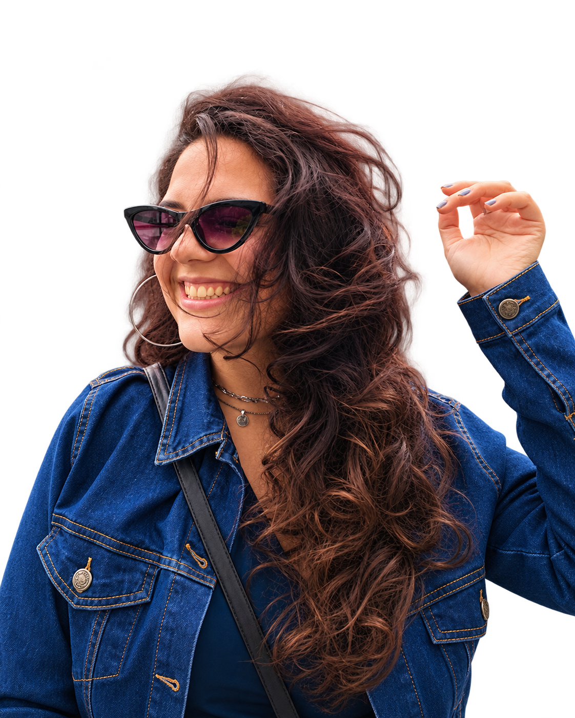 Bibi sorrindo, de óculos escuros e jaqueta jeans azul, com o cabelo ao vento e a mão levantada